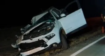 Carro destru�do ap�s batida