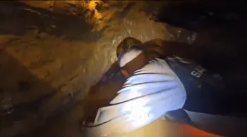 Socorristas trabalham na entrada da caverna no Laos
