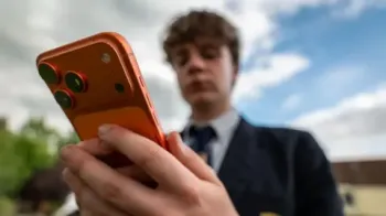 Getty Images: Um adolescente segurando um smartphone