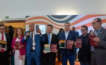 Conselheiro de MT lan�a livro em congresso