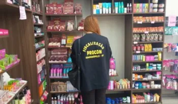 Fiscaliza��o do Procon em loja de cosm�ticos denunciada por falta de pre�os.