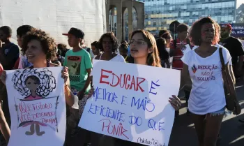 Ativistas e organiza��es participam de caminhada contra a redu��o da maioridade penal