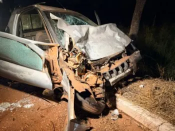 Motorista b�bado ou sonolento bate carro em caminh�o gigante em MT; veja v�deo