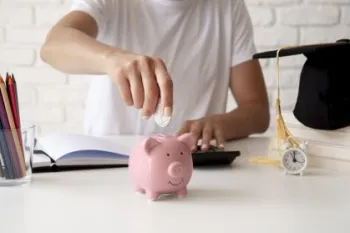 Representa��o de pessoa poupando dinheiro com cofrinho. Freepik