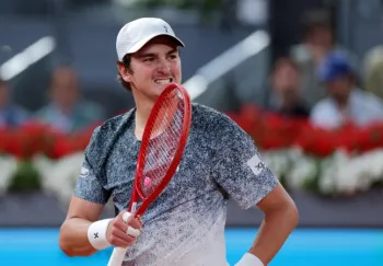 Jo�o Fonseca, do Brasil, reage ao jogar contra Rafael Jodar, da Espanha, durante a terceira rodada do torneio de t�nis ATP Madrid Open de 2026, na Caja Magica, em Madri, em 26 de abril de 2026. (Foto de Thomas COEX / AFP)