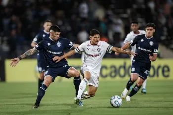 Savarino, do Fluminense, tentando se desvencilhar de marca��o do Rivadavia, na Libertadores