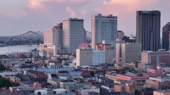 Vista do horizonte do centro de Nova Orleans e da ponte ao nascer do sol na Louisiana Getty Images