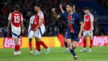 Achraf Hakimi comemora segundo gol do Paris Saint-Germain contra o Arsenal pelo jogo de volta da semifinal da Uefa Champions League 2024/25 David Ramos/Getty Images