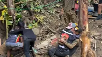 Momento do resgate dos quatro homens na caverna no Laos.