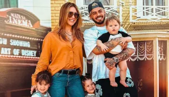 Virginia e Z� Felipe posam juntos ao lado dos filhos