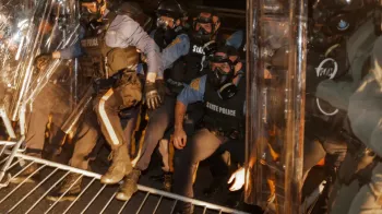 Centro de deten��o de imigrantes em New Jersey � palco de confrontos