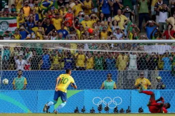 Autor de dois gols, Neymar foi um dos destaques da vit�ria brasileira sobre Honduras na semifinal dos Jogos Ol�mpicos do Rio, disputada no Maracan� Foto: Pedro Kirilos/16-08-2016