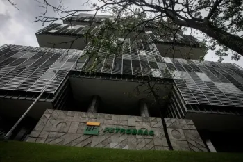 Sede da Petrobras no Rio: empresa implementar� um desconto de R$ 0,3515 por litro nos pre�os de venda de �leo diesel A Foto: Brenno Carvalho/Ag�ncia O Globo