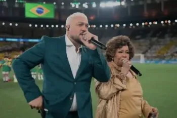 Belo e Alcione s�o criticados ap�s cantar o hino nacional em jogo