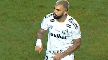Gabigol � expulso por gesto obsceno
