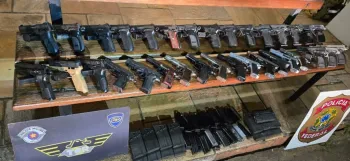 Armas apreendidas pela pol�cia no fundo falso do carro