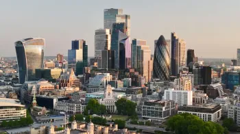 Vista dos principais pr�dios da City de Londres, sede de muitas empresas financeiras, ao amanhecer.