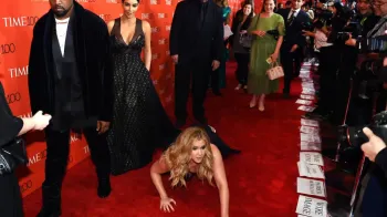 Foto de celebridade no tapete vermelho