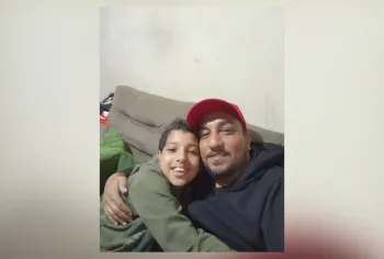 Bento Costa Petillo Beze, de 12 anos, abra�a o pai, Luiz; o menino morreu ap�s levar um tiro de bala perdida na Pavuna