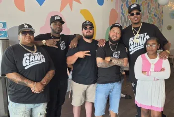 Anti-Bully Gang fez a��o em defesa da menina Josani Smith, que sofria bullying no col�gio Foto: Reprodu��o/Redes Sociais