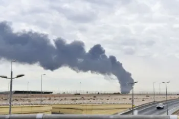 Fuma�a sobe ap�s um ve�culo a�reo n�o tripulado do Ir� realizar um ataque a um dep�sito de combust�vel no Aeroporto Internacional do Kuwait, em 25 de mar�o de 2026. Stringer/Anadolu via Getty Images