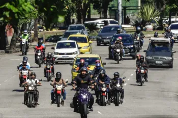 Motos na Avenida Rei Pel�: governo estuda usar recursos de um fundo garantidor para cobrir eventuais calotes Foto: Gabriel de Paiva/Ag�ncia O Globo