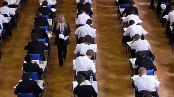 Alunos fazendo prova em sala de aula
