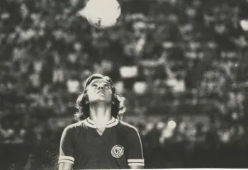 Leivinha brinca com a bola em 1972