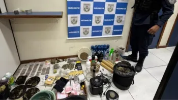 Materiais para confec��o de drogas apreendidos em apartamento incendiado em Copacabana