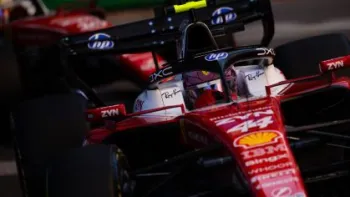 Lewis Hamilton e Charles Leclerc durante treinos livres do GP de M�naco Rudy Carezzevoli/Getty Images