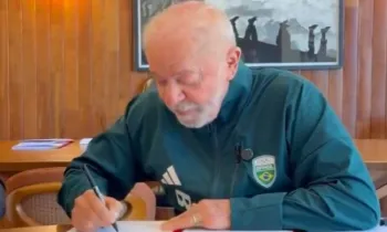 Lula assinando lei que permite renova��o autom�tica da Carteira Nacional de Habilita��o (CNH)