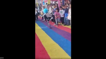 Rob� chuta crian�a durante demonstra��o de artes marciais na China; v�deo