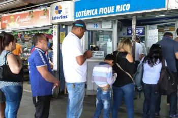Concurso 3704 da Lotof�cil: fila de apostadores em lot�rica. (Foto: Antonio Cruz/Ag�ncia Brasil)