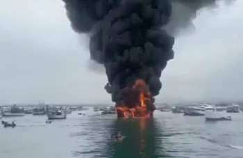 Inc�ndio em barcos no porto de Manta, Equador