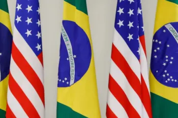 Bandeiras dos Estados Unidos e do Brasil. Foto: Alan Santos.