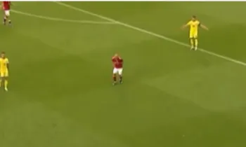Eriksen leva a m�o ao peito momentos antes de desmaiar em campo.