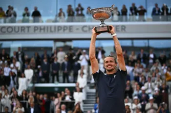 Alexander Zverev levanta seu trof�u de Roland Garros