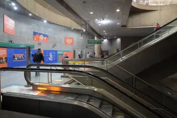 Exposi��o no metr� de S�o Paulo com pain�is do Museu do Ipiranga