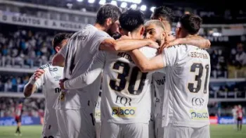 Equipe do Santos celebrando um dos gols marcados sobre o Vit�ria, pela 18� rodada do Brasileir�o Reprodu��o/X/@SantosFC