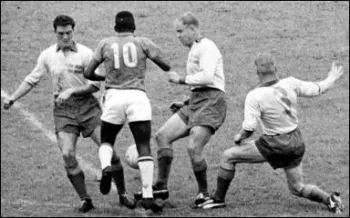 Pel� dribla suecos na final da Copa do Mundo de 1958