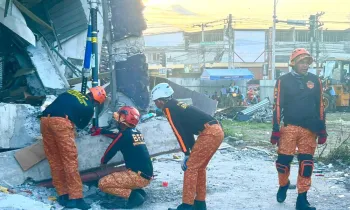 Equipes de resgate realizam uma opera��o de salvamento em um pr�dio que desabou ap�s o terremoto de magnitude 7,8 na cidade de General Santos, nas Filipinas