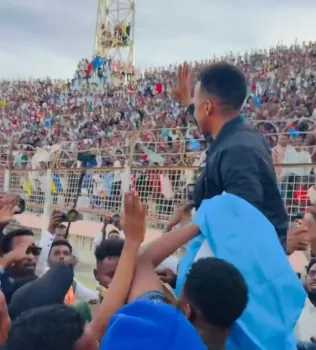 �rbitro somali � recebido em est�dio lotado Foto: Reprodu��o