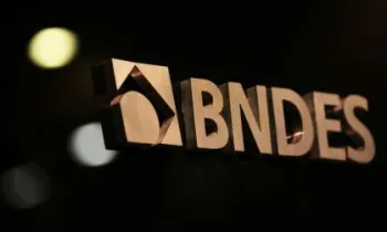 Logo do BNDES na sede do banco de fomento no Rio de Janeiro