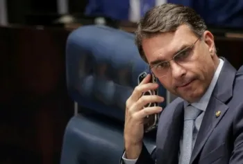 PT acusa Fl�vio Bolsonaro de usar filme para esconder dinheiro de campanha