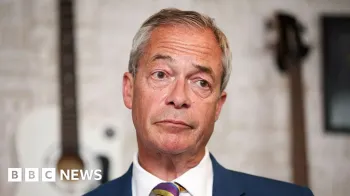 Nigel Farage em close-up, usando terno azul, camisa branca e gravata listrada.