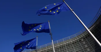 Bandeiras da UE do lado de fora da Comiss�o Europeia, em Bruxelas