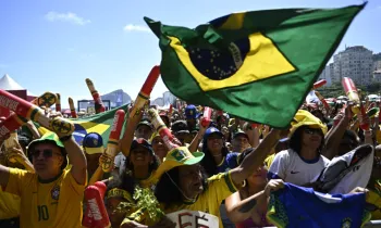Torcedores do Brasil na praia de Copacabana, no Rio de Janeiro (MAURO PIMENTEL / AFP)
