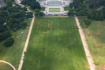 Mensagem anti-Trump: gigantesco '8647' aparece no gramado de cart�o-postal de Washington Foto: AFP