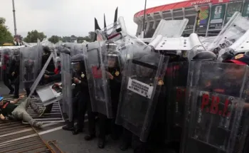 Confronto entre policiais e manifestantes perto do est�dio Azteca
