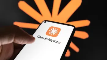 Uma m�o segurando um smartphone com o aplicativo Claude Mythos da Anthropic. As palavras 'Claude Mythos' aparecem na tela branca com o logotipo da empresa acima.